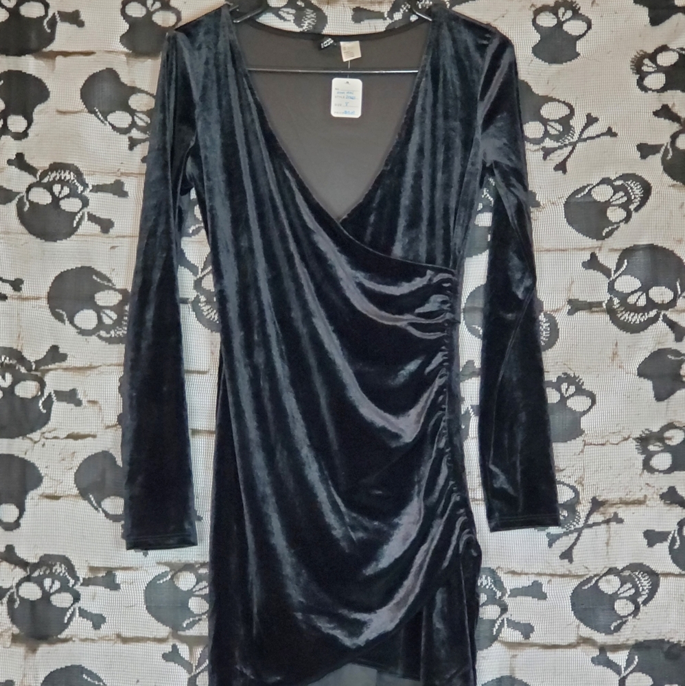 DIVIDED BLACK VELVET FITTED EVENING GOWN